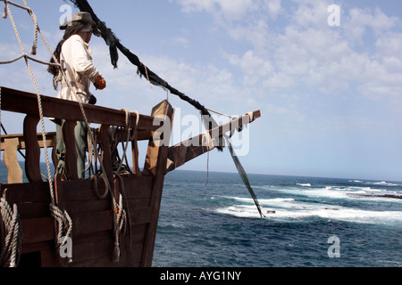 La nave dei pirati e il capitano vegliare sull Oceano Atlantico verso la Spagna Foto Stock