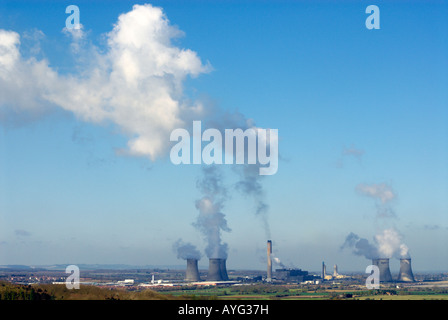 Nuvole di vapore acqueo luogo da Didcot Power Station, Oxfordshire, Inghilterra Foto Stock