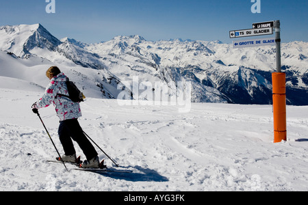 Sciatore su piste a La Plagne Alpi Francesi Francia Europa Foto Stock