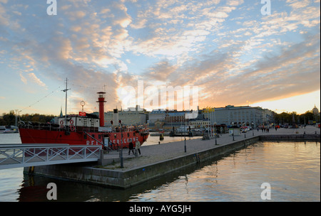 Un bel tramonto presso la piazza del mercato, Helsinki, Finlandia, Europa. Foto Stock