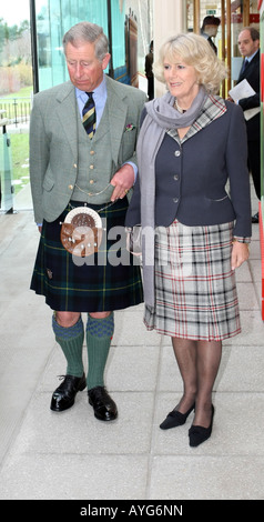 Il principe Carlo e sua moglie Camilla, indossando Scottish highland dress durante una visita a Ballater, Aberdeenshire, vicino Birkhall Foto Stock