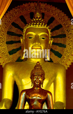 Periodo Thai style immagine del Buddha con foglia oro al Wat Phra Singh Chiang Mai Chiang Mai Provincia Thailandia Asia Foto Stock
