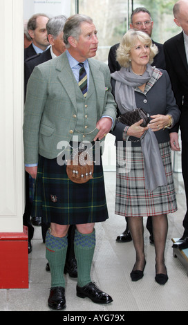 Il principe Carlo e sua moglie Camilla, indossando Scottish highland dress durante una visita a Ballater, Aberdeenshire, vicino Birkhall Foto Stock