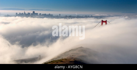 Vista di San Francisco in California nella luce del mattino da Marin County con la nebbia che copre il Golden Gate Bridge Foto Stock