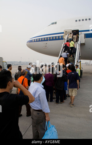 Passeggeri di salire a bordo di un aereo in Cina aereo Capital China International Airport Pechino Cina PEK Foto Stock