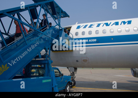 Vietnam Airlines piano sbarco di passeggeri HAN Hanoi Aeroporto Internazionale Vietnam Foto Stock