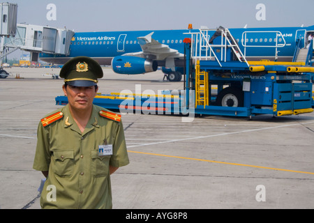 Sicurezza vietnamita Vietnam Airlines piano HAN Hanoi International Airlines Vietnam Foto Stock