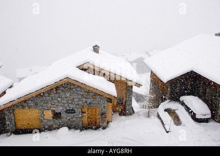 Chalet Alpina in una tempesta di neve di Sainte Foy Francia Foto Stock