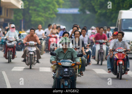 Strade di Hanoi Pranzo con persone andare in motocicletta Vietnam Foto Stock