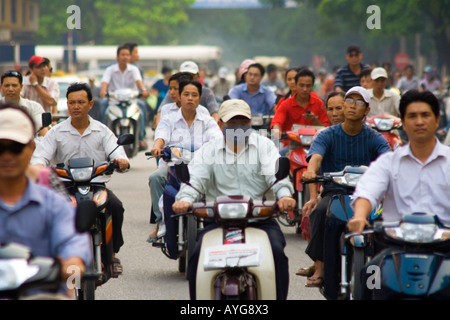 Strade di Hanoi Pranzo con persone andare in motocicletta Vietnam Foto Stock