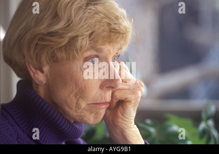 Preoccupato senior donna Foto Stock