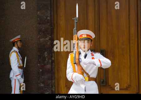 Guardie di elite di fornire sicurezza in ed intorno a l'Memorial Tomba di Ho Chi Minh Hanoi Vietnam Foto Stock