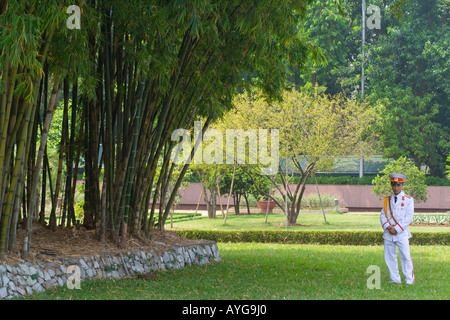 Guardie di elite di fornire sicurezza in ed intorno a l'Memorial Tomba di Ho Chi Minh Hanoi Vietnam Foto Stock