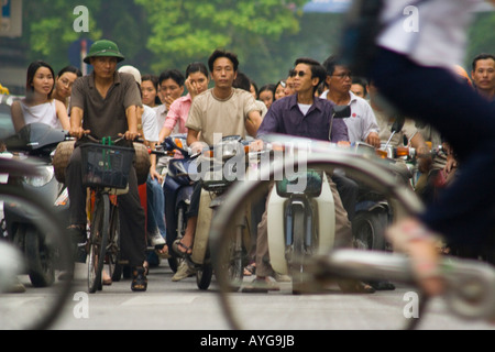 Strade di Hanoi Pranzo con persone andare in motocicletta Vietnam Foto Stock