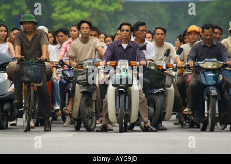 Strade di Hanoi Pranzo con persone andare in motocicletta Vietnam Foto Stock