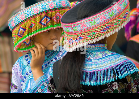 Due bellissimi fiori di giovani donne Hmong Bac Ha mercato vicino a Sapa Vietnam Foto Stock