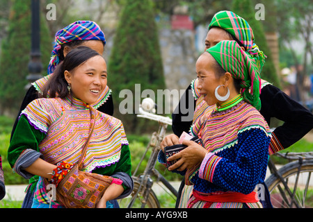Fiore donne Hmong condurre una transazione Bac Ha mercato vicino a Sapa Vietnam Foto Stock