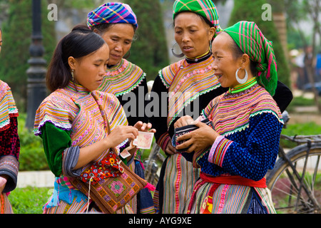 Fiore donne Hmong condurre una transazione Bac Ha mercato vicino a Sapa Vietnam Foto Stock