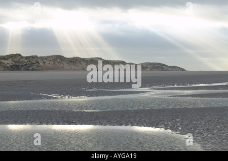 La luce del sole riflette la spiaggia con raggi solari Formby Merseyside Foto Stock