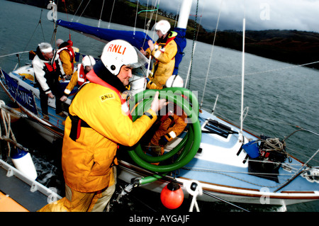 Un salvataggio RNLI esercitazione fuori North Devon Coast Foto Stock