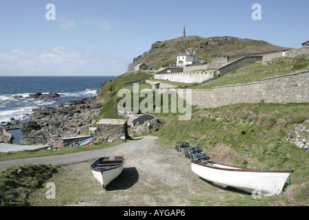 Guardando il mare da sacerdoti Cove a Cape Cornwall vicino al Lands End in Cornovaglia su una giornata di primavera Foto Stock