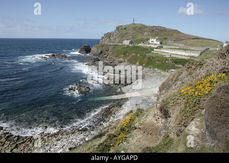 Guardando il mare da sacerdoti Cove a Cape Cornwall vicino al Lands End in Cornovaglia su una giornata di primavera Foto Stock