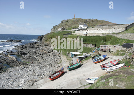 Guardando il mare da sacerdoti Cove a Cape Cornwall vicino al Lands End in Cornovaglia su una giornata di primavera Foto Stock