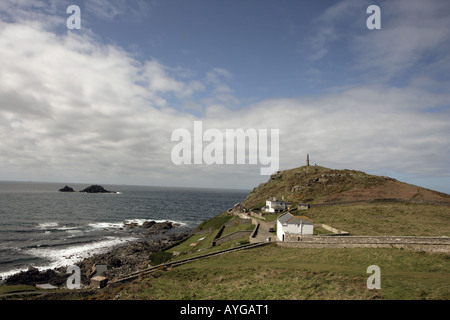 Guardando il mare da sacerdoti Cove a Cape Cornwall vicino al Lands End in Cornovaglia su una giornata di primavera Foto Stock