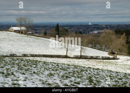 Inverno vista su Macclesfield e la pianura del Cheshire con Jodrell Bank telescopio illuminate dalla luce del sole 2008 Foto Stock