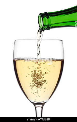 Vino bianco versando in un bicchiere contro uno sfondo bianco Close Up Foto Stock