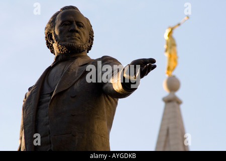 Statua di bronzo di Brigham Young Golden Angel Maroni in background la Piazza del Tempio di Salt Lake City, Utah Foto Stock