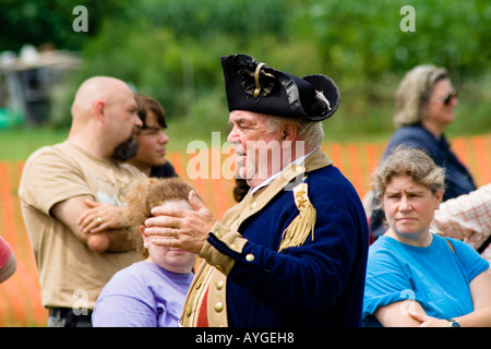 Voce narrante per il pubblico alla battaglia di Bennington trionfo per i coloni americani Vermont guerra rivoluzionaria Rievocazione Storica Foto Stock