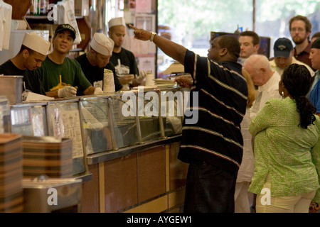 I clienti in linea presso il contatore Katz delicatessen New York City NY USA Foto Stock