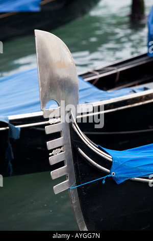 Gondole in attesa di passeggeri sul Canal Grande Venezia Italia Foto Stock