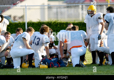 I giocatori di calcio piano con allenatori prima di giocare in un gioco Foto Stock