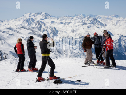 Amici prendendo fotografie su piste a La Plagne Alpi Francesi Francia Europa Foto Stock