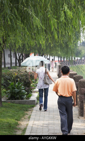 La gente che camminava sul sentiero lungo il fiume Chengdu Cina Agosto 2007 Foto Stock