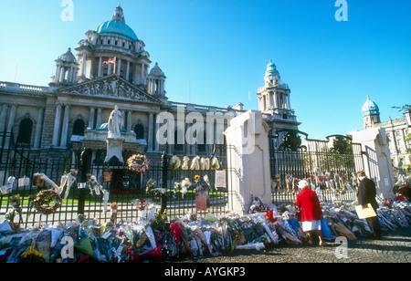 Omaggi floreali di cui alle porte di Belfast City Hall in commemorazione della morte della Principessa Diana 1997 Belfast Foto Stock