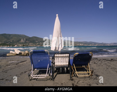 Sedie a sdraio e ombrellone sulla spiaggia di Alikanas nell isola di Zante Grecia Foto Stock