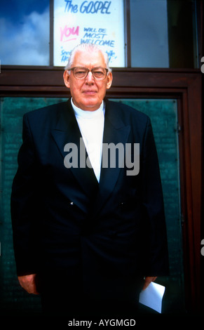 Don Ian Paisley MP DUP leader politican loylist dopo il suo servizio domenicale al memoriale dei martiri libera Chiesa Presbiteriana di Belfast. Foto Stock