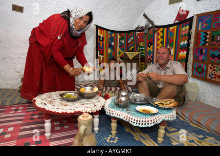 Donna intrattiene il visitatore nel suo sotterraneo troglodita berbero home matmata tunisia Foto Stock