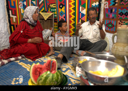 Donna intrattiene con mio marito e il bambino in metropolitana troglodita berbero grotta home matmata tunisia Foto Stock