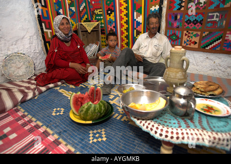 Donna intrattiene con mio marito e il bambino in metropolitana troglodita berbero grotta home Matmata Tunisia Foto Stock