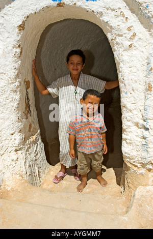 La donna a Berber metropolitana troglodita home isolato dal calore e imbiancato Matmata Tunisia Foto Stock