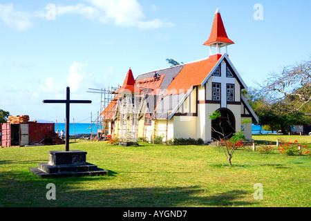 L'attraente piccola chiesa cattolica di Notre Dame Auixiliatrice in Cap Malheureux, Nord di Mauritius in fase di restauro Foto Stock