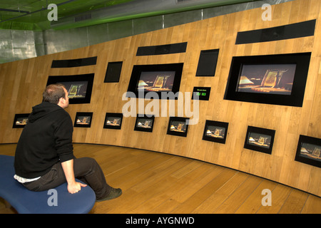 Visitatore orologi storia presentazione su più schermi Heineken Experience Amsterdam Paesi Bassi Foto Stock