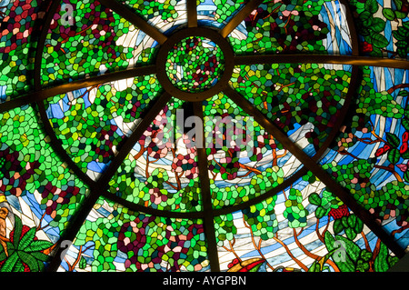 Bella luminosa vetrata dettaglio nel soffitto Foto Stock