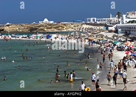 I villeggianti bagnarsi e nuotare in spiaggia di Monastir Tunisia Foto Stock