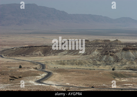 Ben mantenuta strada si snoda attraverso il deserto arido paesaggio Tunisia Foto Stock