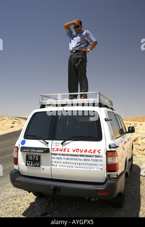 Scansioni Driver orizzonte dal portabagagli per tetto della trazione a quattro ruote motrici spedizione veicolo su strada nel deserto della Tunisia Foto Stock